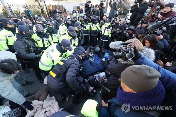 경찰, '尹체포 저지' 지지자 강제해산해 통로 확보…일부 연행