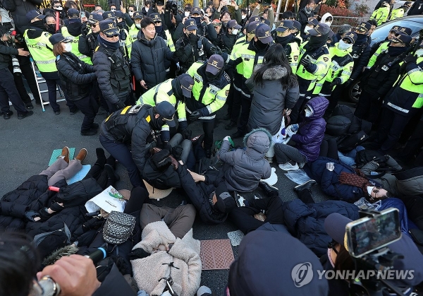 尹관저 앞 지지자들 누워 총력저지…경찰 강제해산 '아수라장'